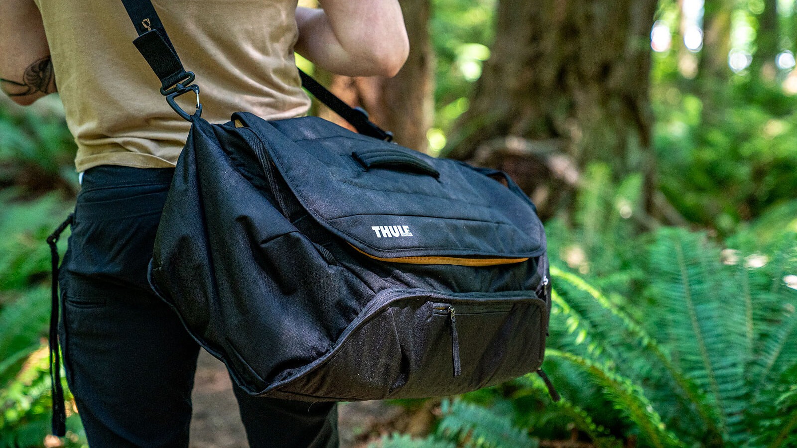 Thule roundtrip duffel deals bag